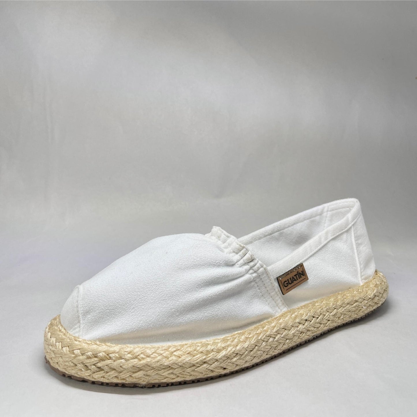 Zapatilla tipo alpargata para mujer en color blanco, confeccionada en Colombia por artesanos