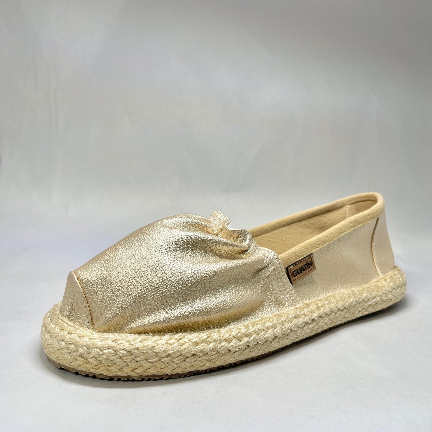 Zapatilla tipo alpargata para mujer en color dorado, confeccionada en Colombia por artesanos