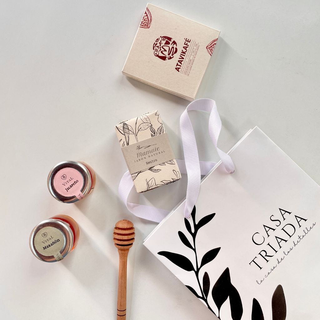 Bolsa de regalo con los elementos perfectos para obsequiar un detalle local y colombiano.
