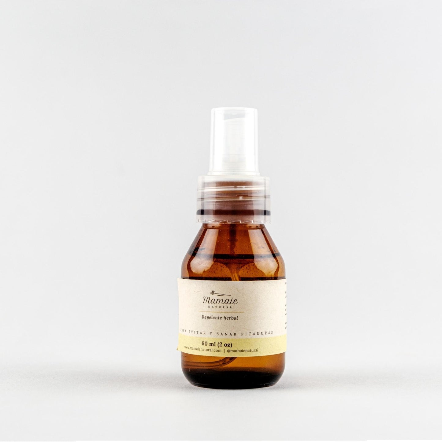 Repelente natural herbal mini, tamaño travel friendly, con aceites esenciales para ahuyentar insectos y aliviar picaduras.