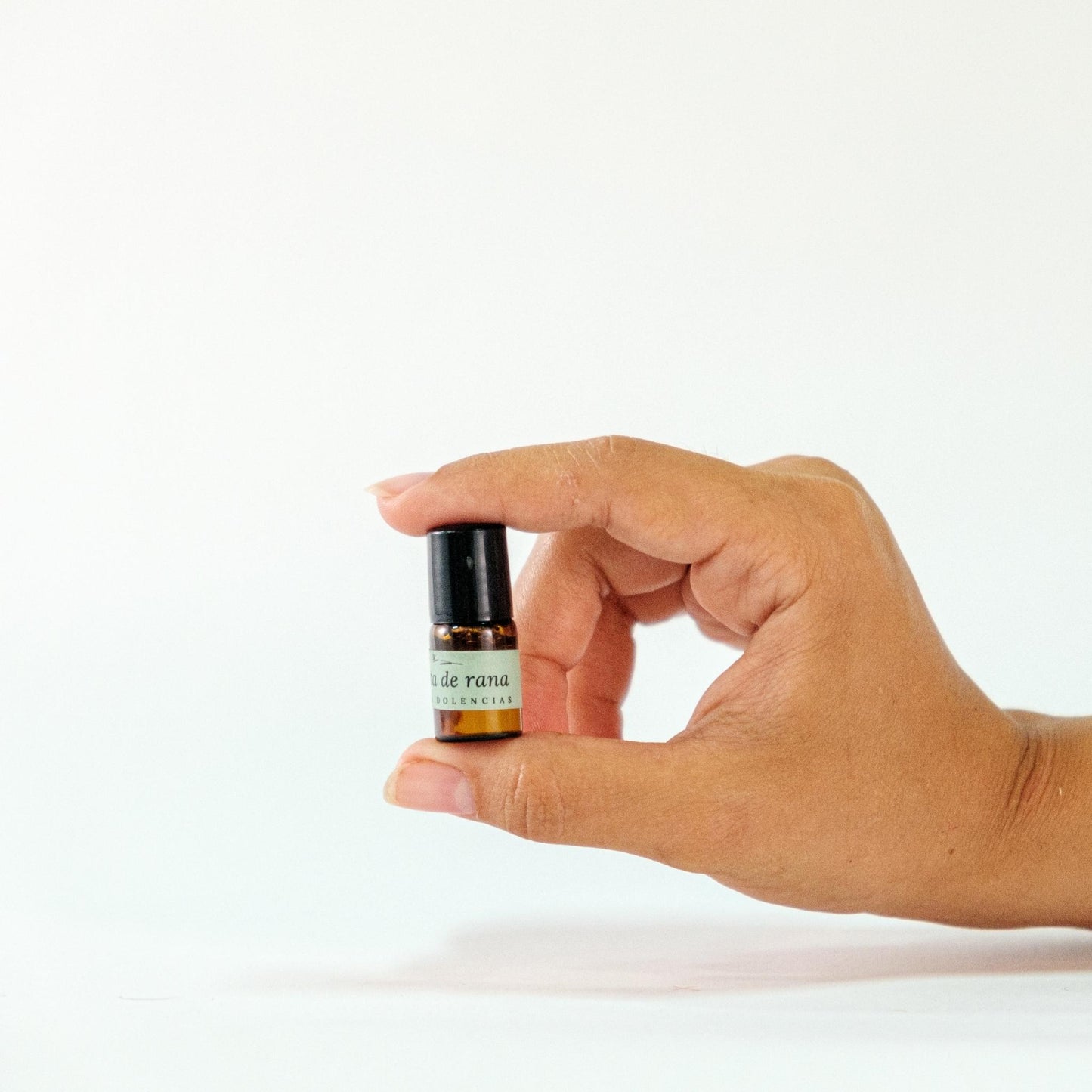 Roll on 'Colita de Rana' con aceites esenciales para sanar dolencias y dolores de cabezas.
