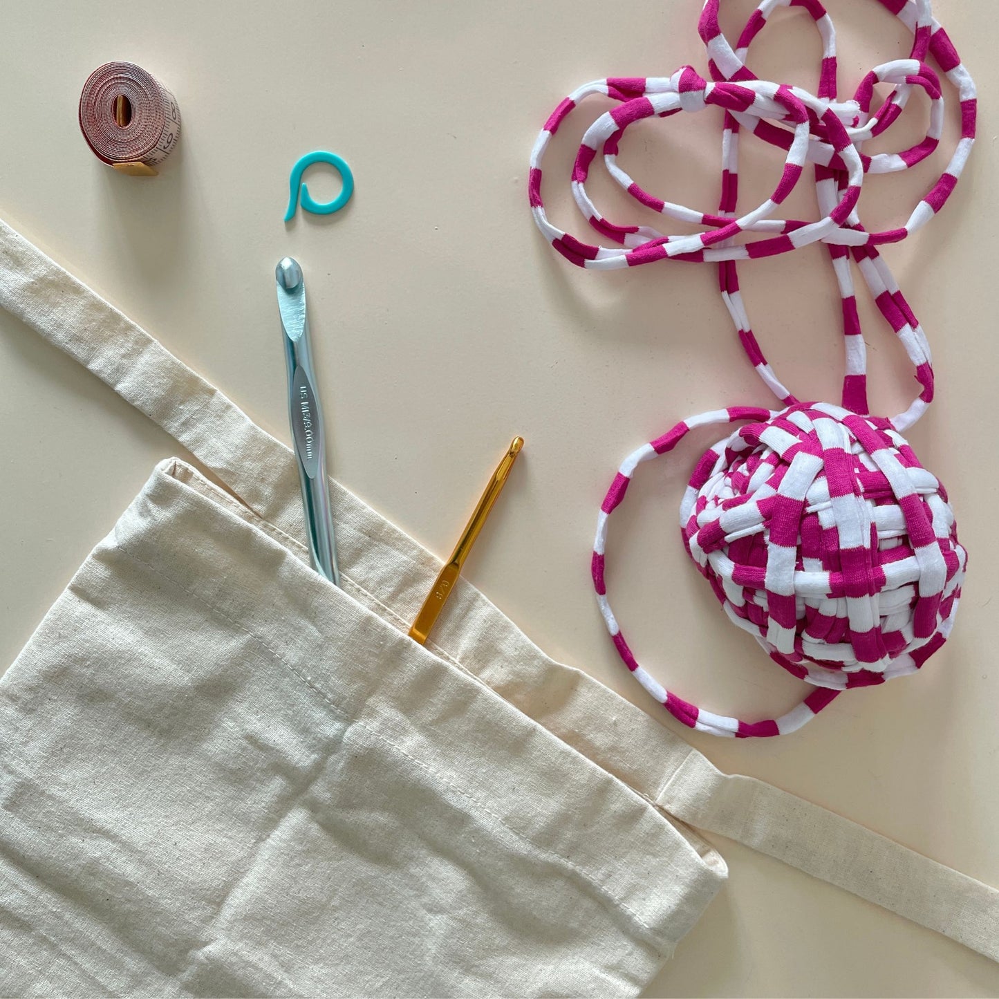 Bolsa útil de tela graduable en color natural para organizar utensilios.