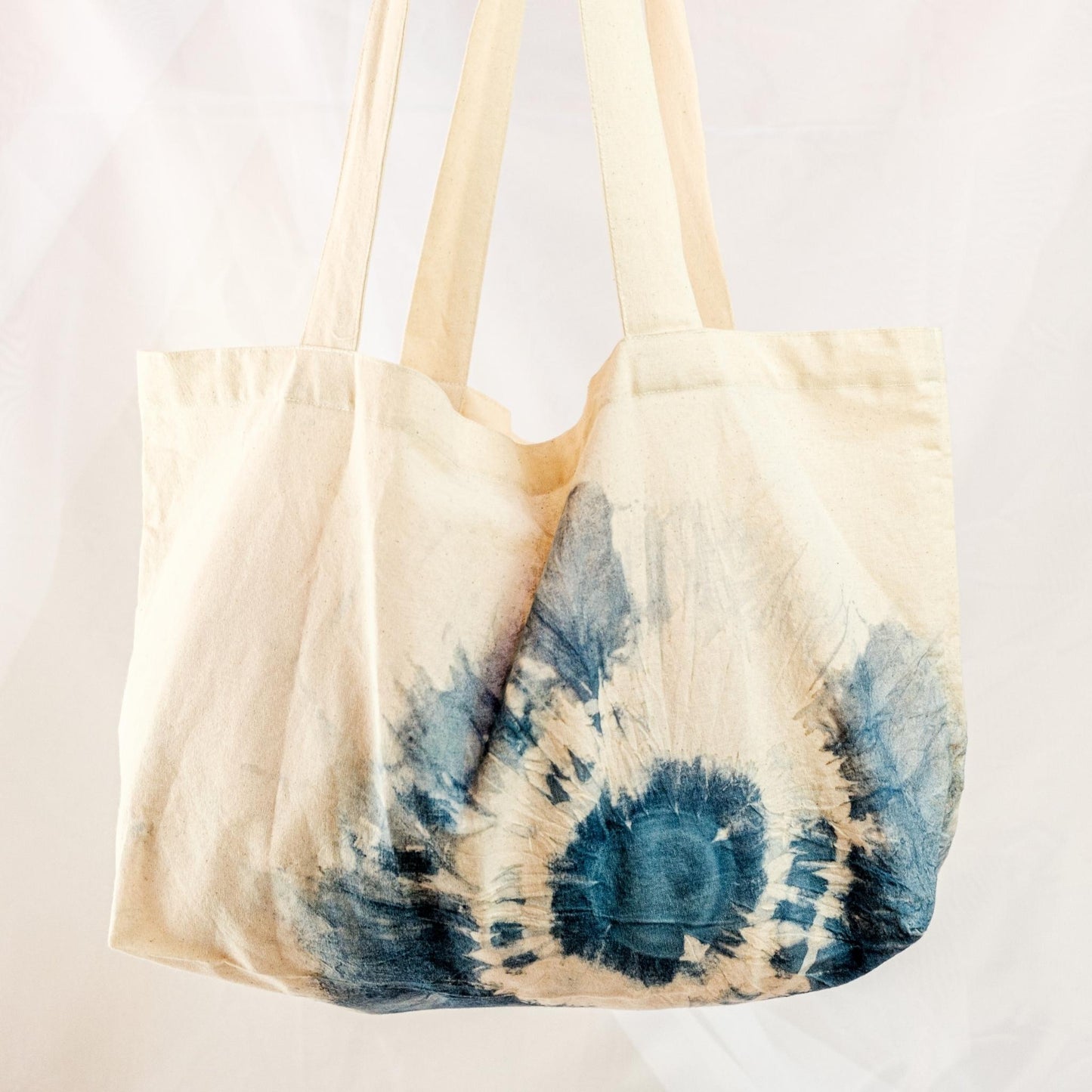 Tote bag sostenible teñida a mano en colombia con índigo orgánico tamaño playera