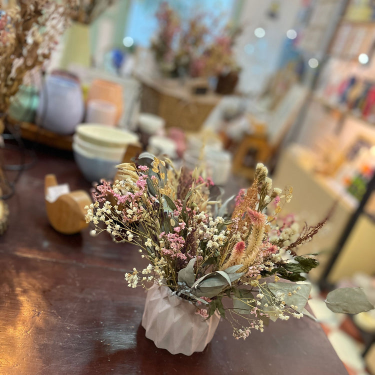 Adornos con flores secas, cerámicas y opciones con madera recuperada para decorar espacios y creaciones DIY.