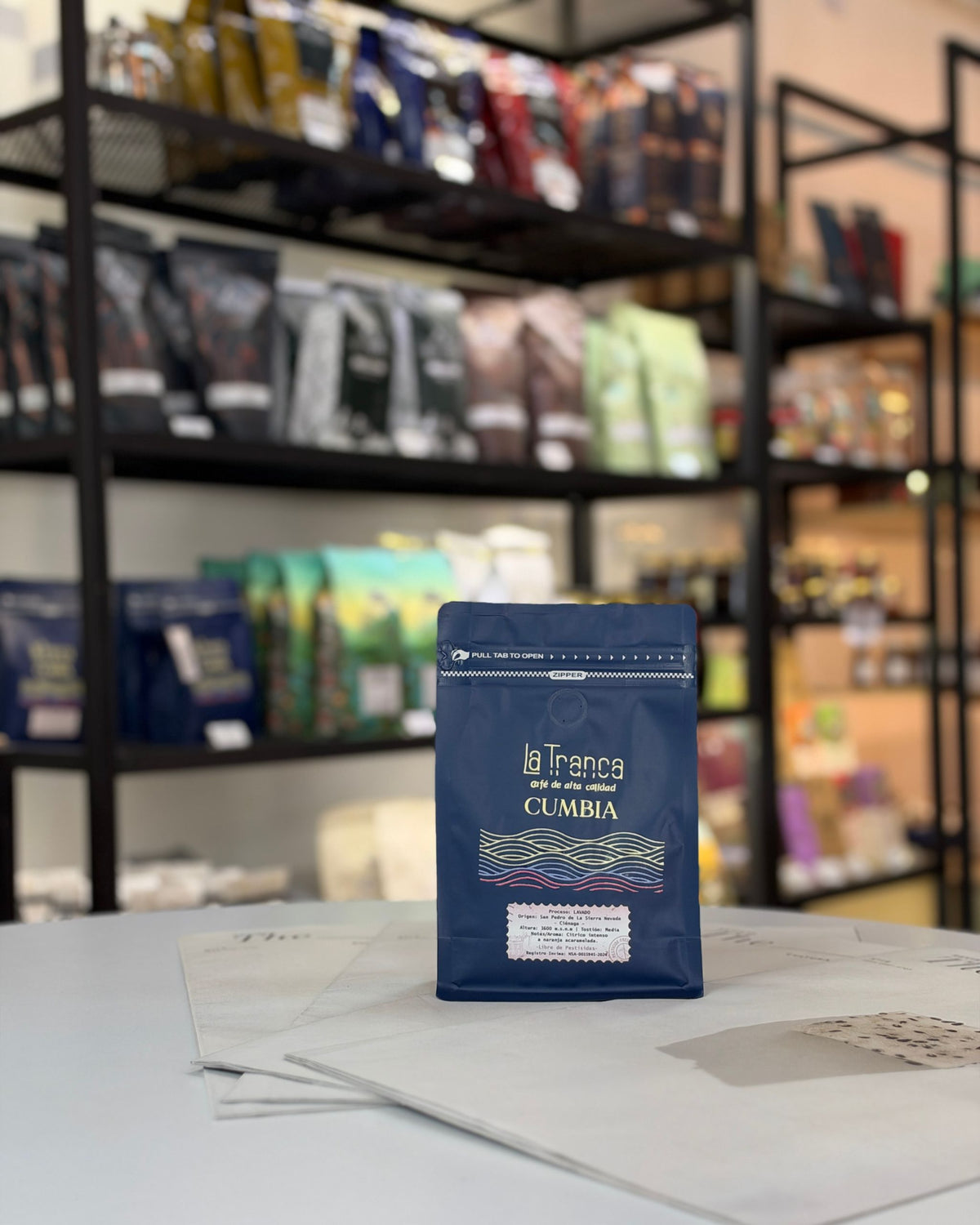Café lavado de San Pedro de la Sierra con proceso de lavado con la Denominación de Origen Café de la Sierra Nevada. Empaque Cumbia azul.