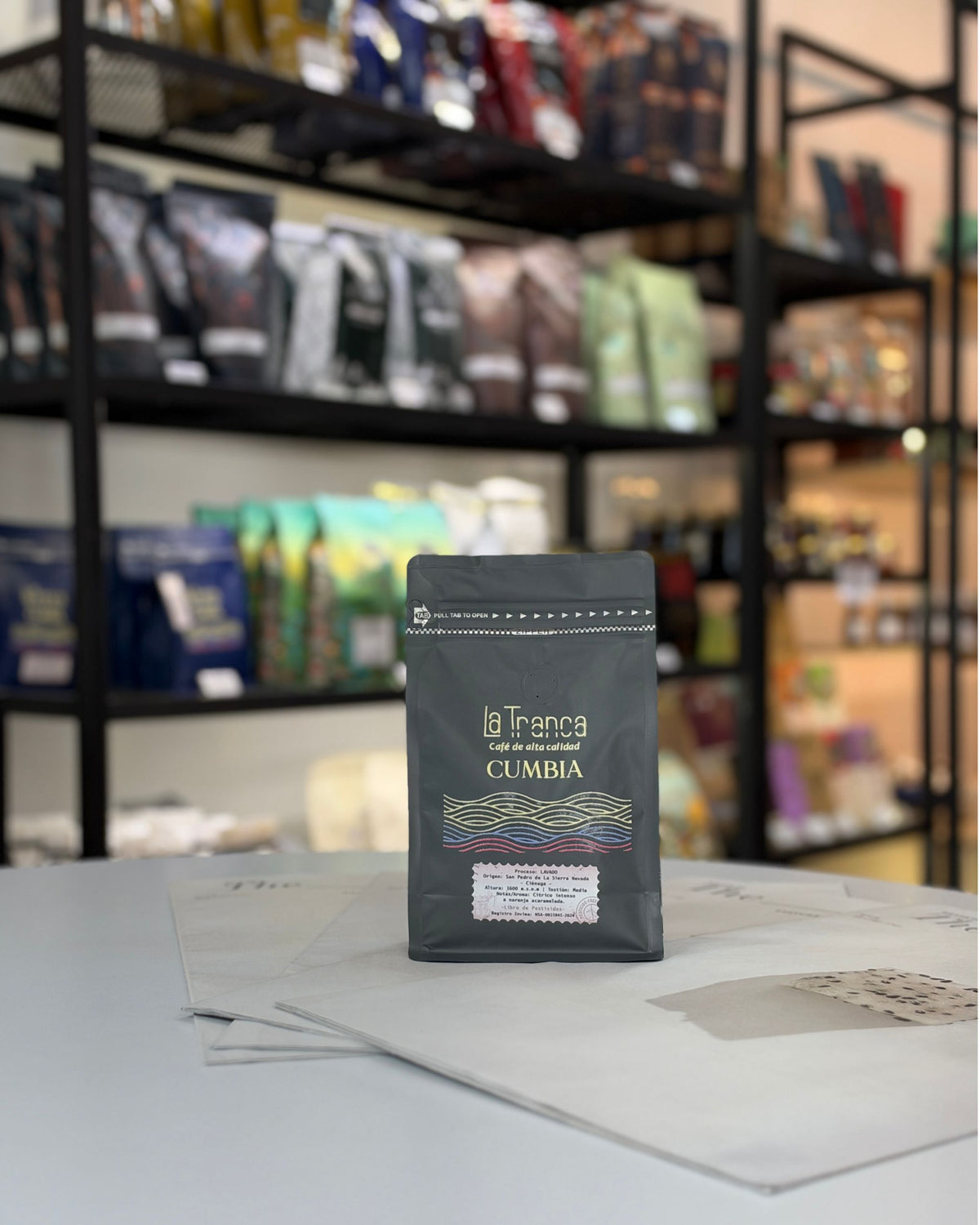 Café lavado de San Pedro de la Sierra con proceso de lavado con la Denominación de Origen Café de la Sierra Nevada. Empaque Cumbia negro.