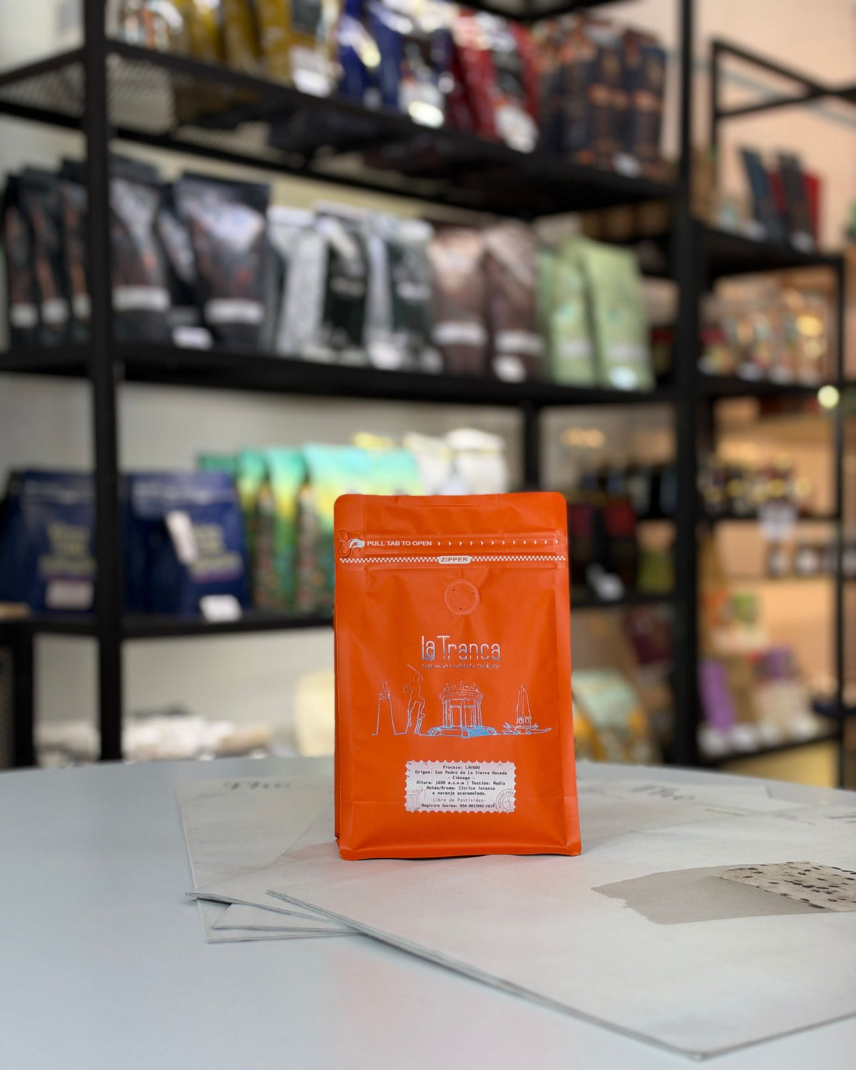 Café lavado de San Pedro de la Sierra con proceso de lavado con la Denominación de Origen Café de la Sierra Nevada. Empaque Ciénaga naranja.