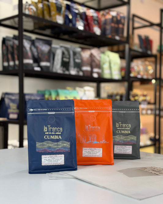 Café lavado de San Pedro de la Sierra con proceso de lavado con la Denominación de Origen Café de la Sierra Nevada. Tres presentaciones disponibles: cumbia azul, cumbia negro, ciénaga naranja.