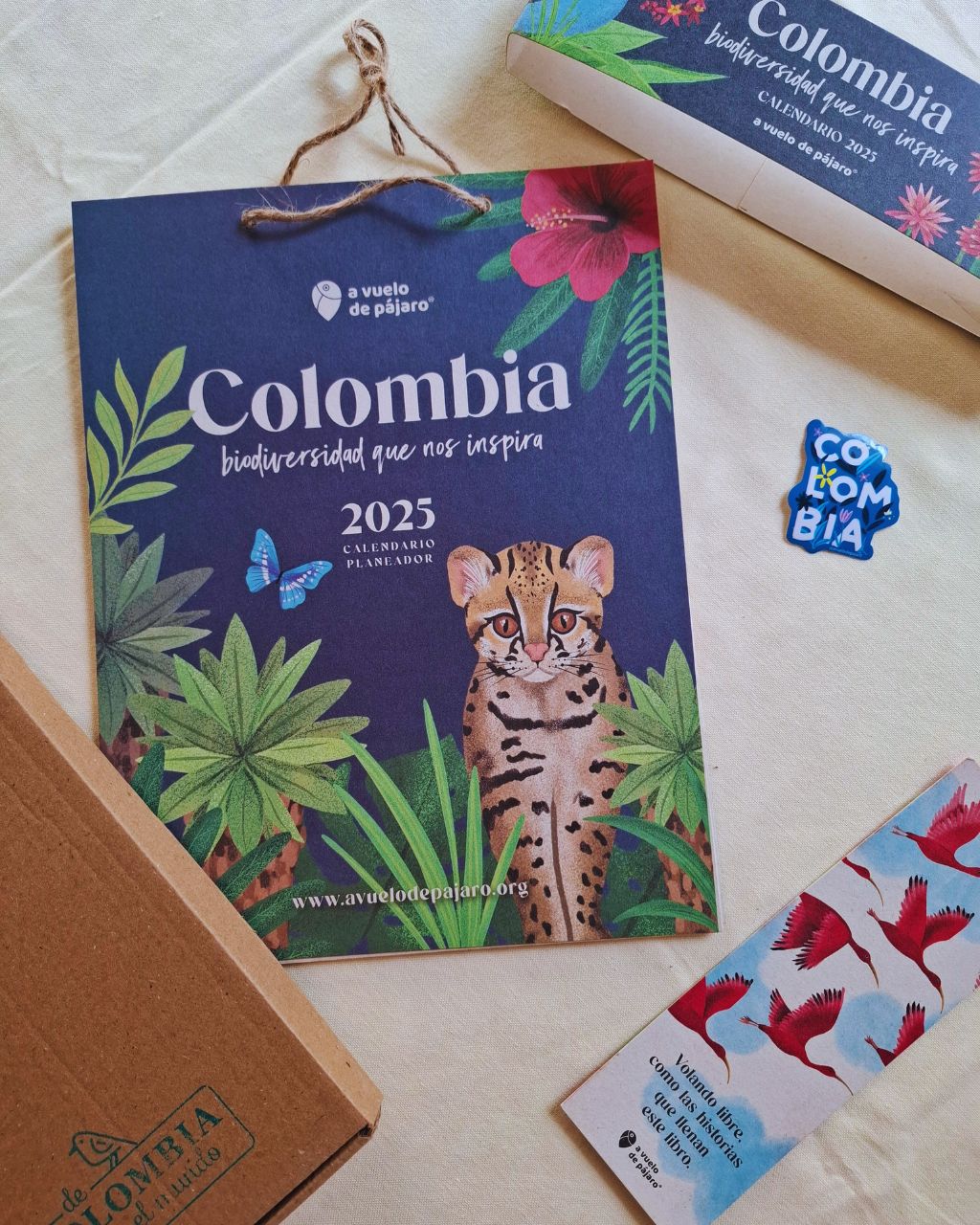 Organiza tu 2025 mientras celebras la fauna y flora de Colombia con ilustraciones educativas y hermosas de nuestra biodiversidad.