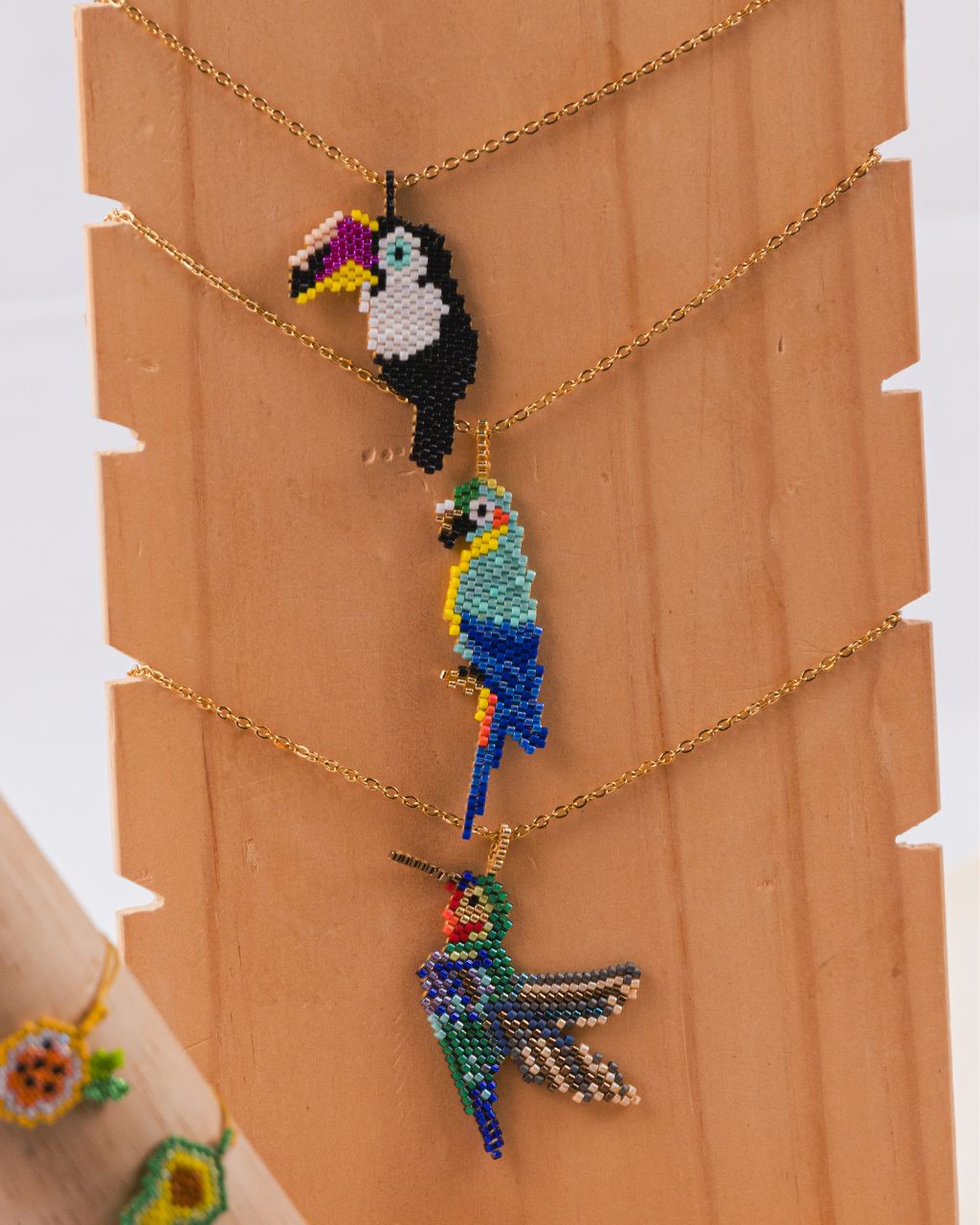 Collares en miyuki con diseños de tucán, colibrí y guacamaya, elaborados a mano con detalle y pasión.