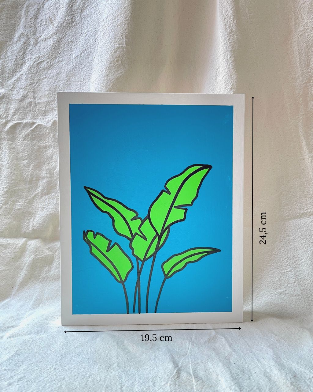 Arte con la técnica de línea clara que ilustra una hoja de plátano verde sobre color turqueza, tamaño 19.5 x 24.5 cm