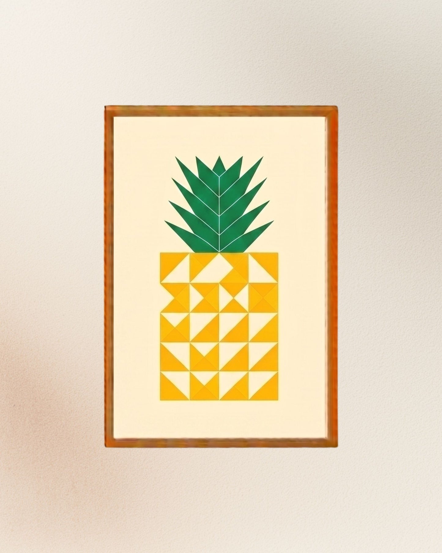 Poster Piña Geométrica, versión con enmarcado artesanal en madera natural.