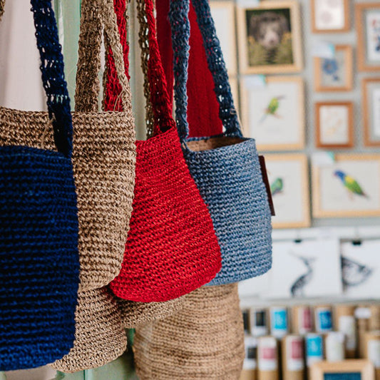 Mochilas de fique pequeñas tejidas a mano por artesanas de Colombia.