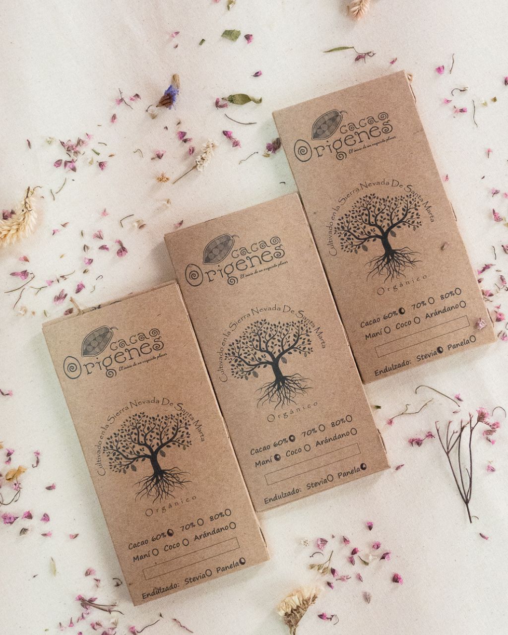 Barras de cacao de la Sierra Nevada de Santa Marta de 60% de concentración. Elige tu ingrediente complementario favorito: coco, maní y arándanos.