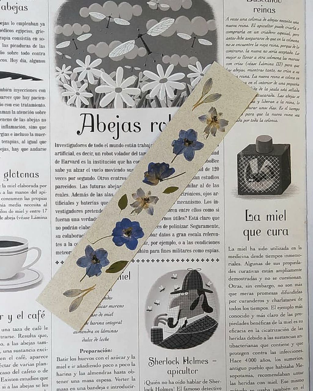 Bookmark con print de flores colombianas en tonos azules sobre papel color crudo.