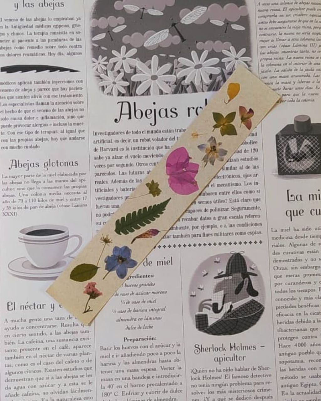 Bookmark con print de flores colombianas con diversos colores sobre papel color crudo.