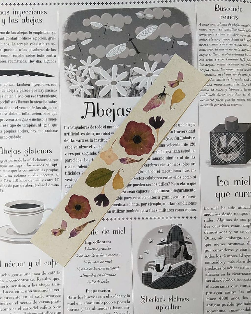 Bookmark con print de flores colombianas en tonos crudos sobre papel color crudo.