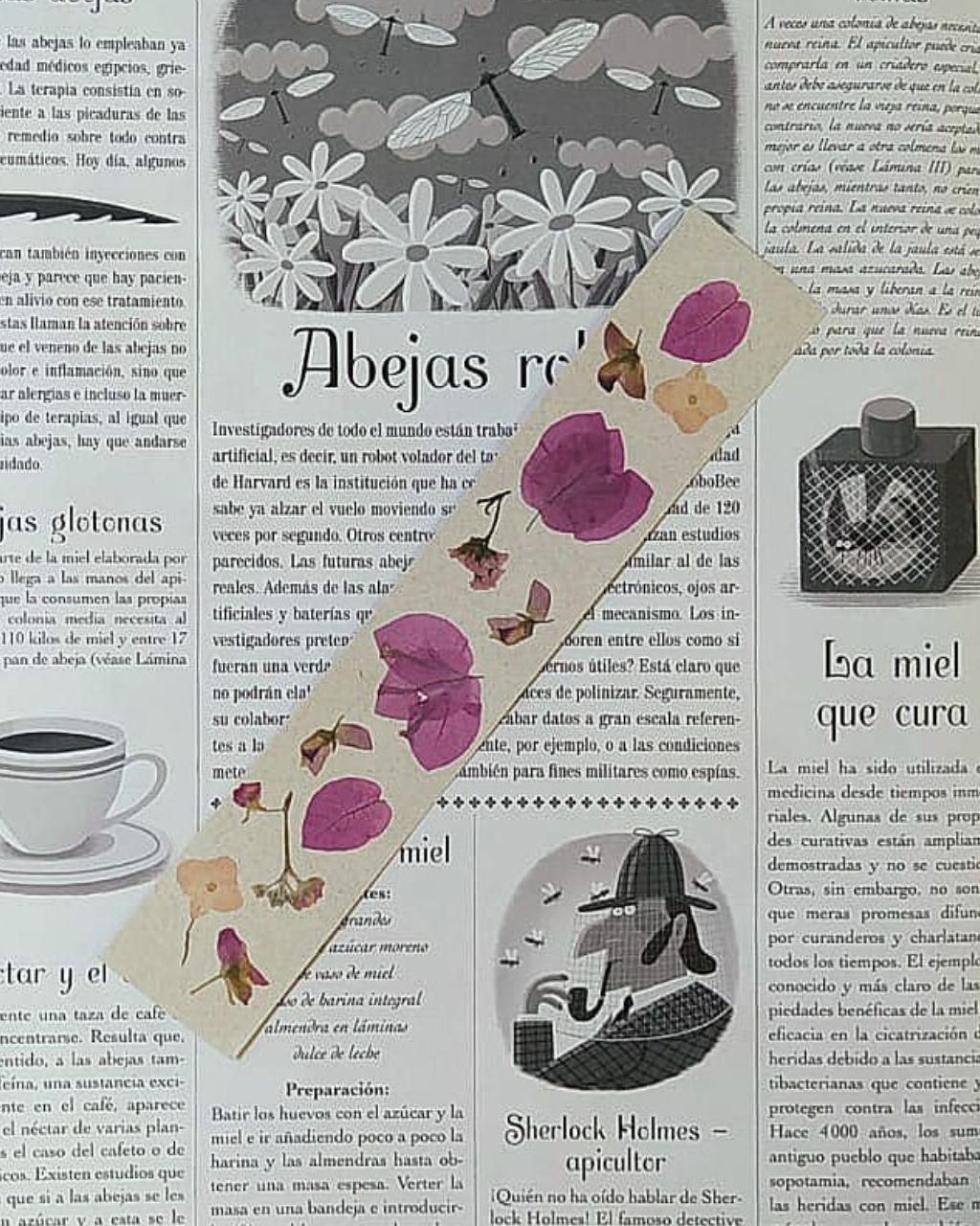 Bookmark con print de flores colombianas en tonos rosados sobre papel color crudo.