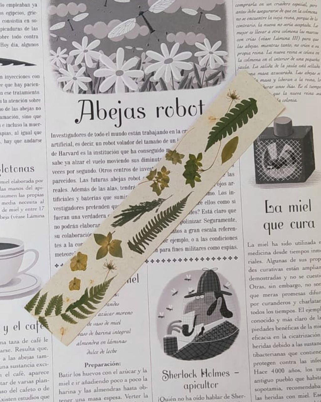 Bookmark con print de flores colombianas en tonos verdes sobre papel color crudo.