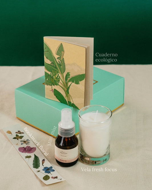 Kit para la concentración, con vela de soya, mini mist para la concentración, cuaderno ecológico, bookmark floral y hermosa caja de regalo.