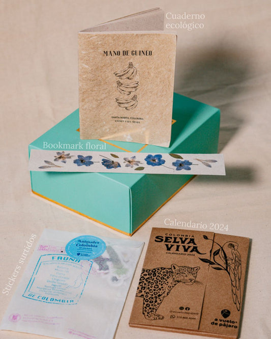 Kit para iniciar el año con cuaderno ecológico, bookmark floral, calendario 2024 y stickers en hermosa caja de regalo.