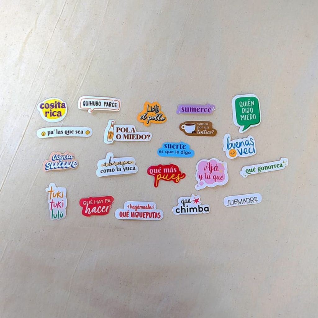 Stickers que contienen fasers tipicas de Colombia
