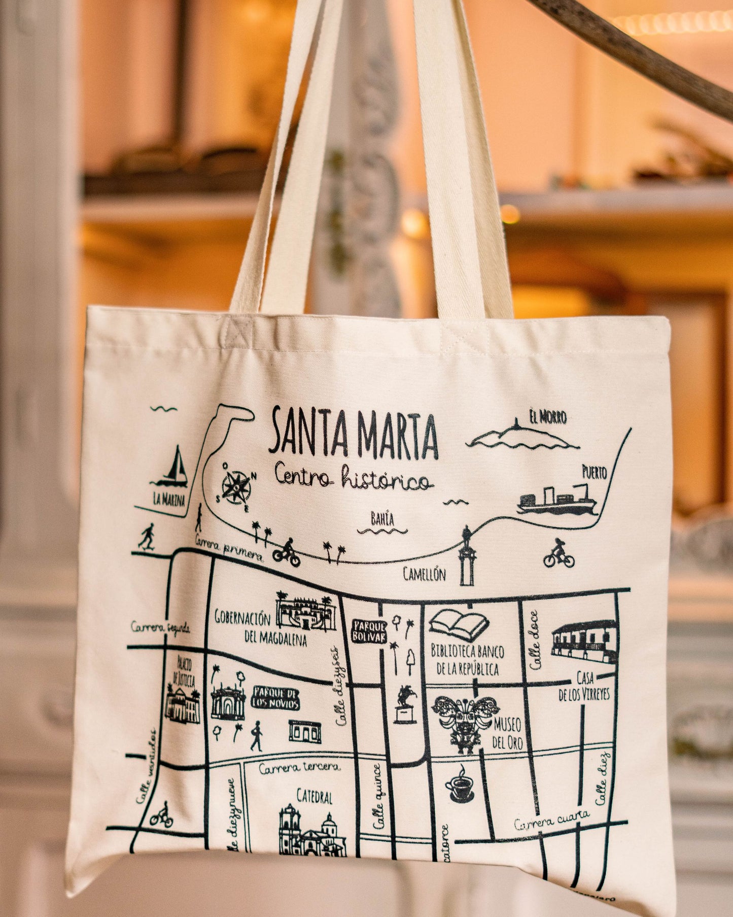 Tote bags para mercar y llevar a todas partes, con estampado del Centro Histórico de Santa Marta.