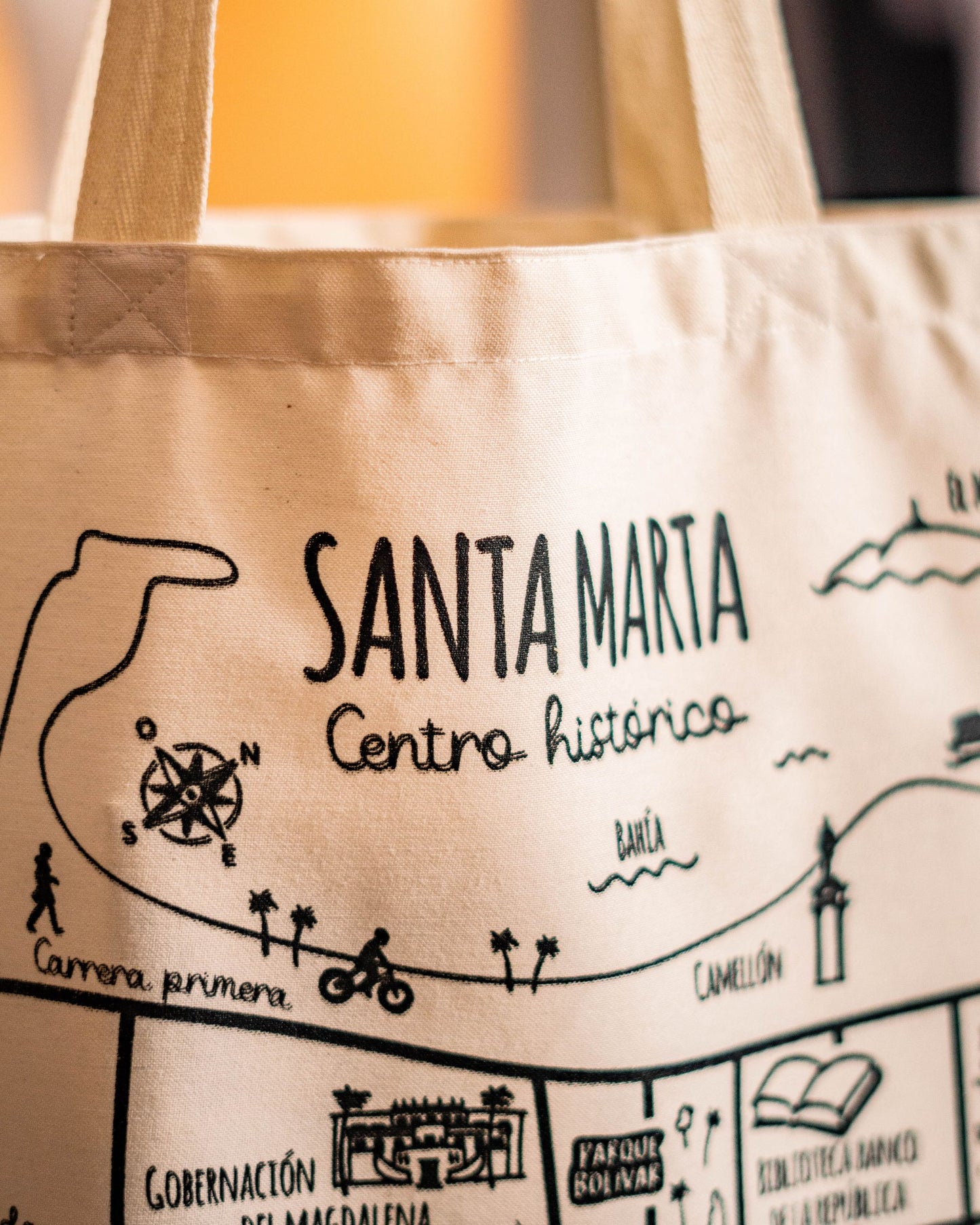 Tote bags para mercar y llevar a todas partes, con estampado del Centro Histórico de Santa Marta.