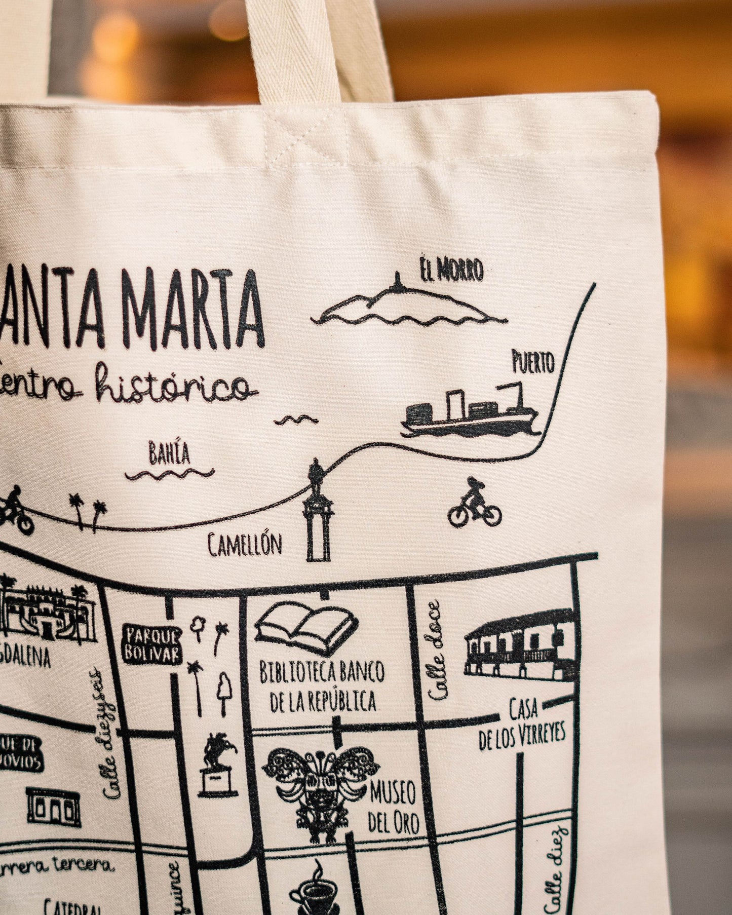 Tote bags para mercar y llevar a todas partes, con estampado del Centro Histórico de Santa Marta.