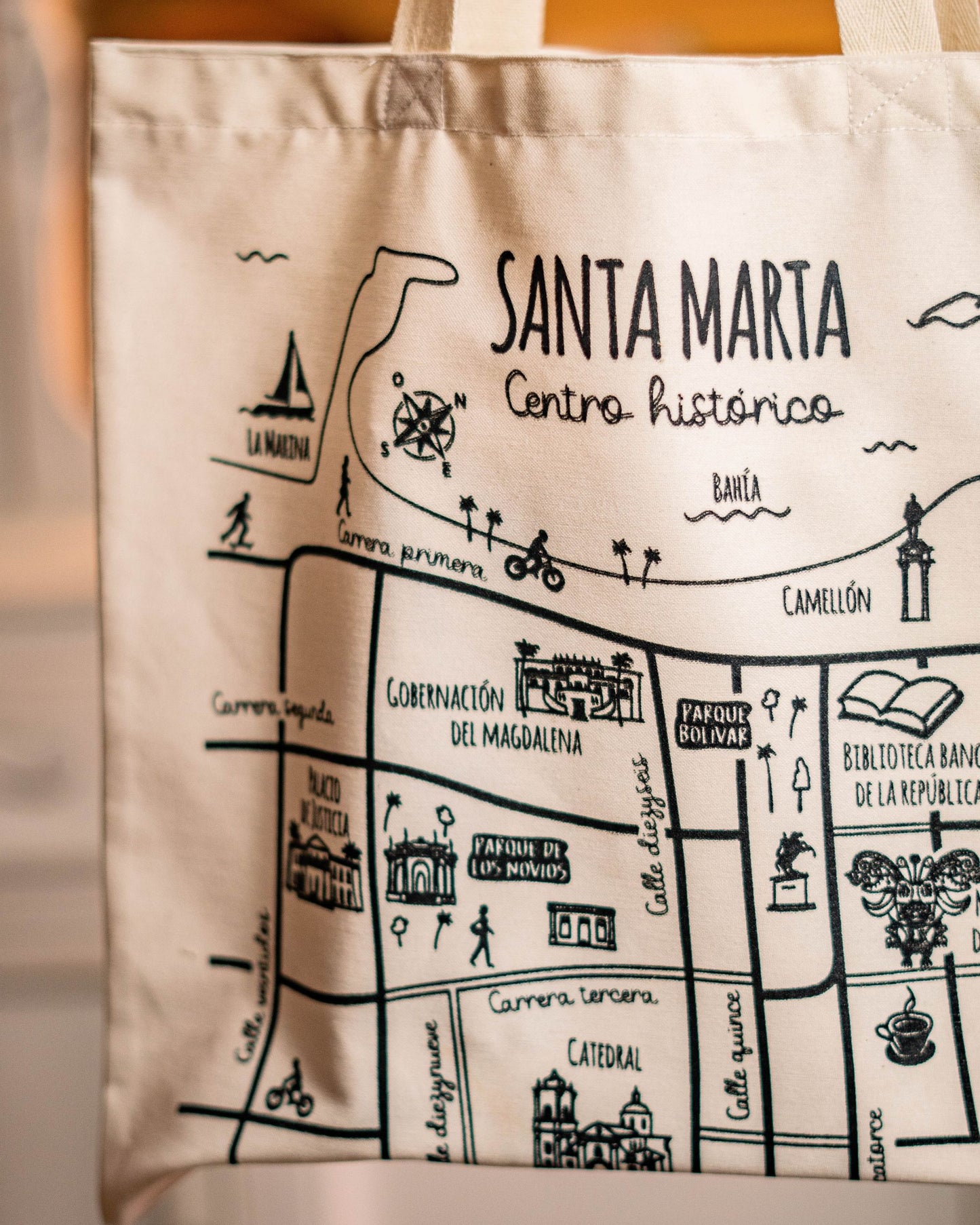 Tote bags para mercar y llevar a todas partes, con estampado del Centro Histórico de Santa Marta.