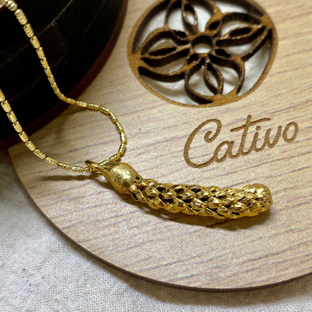 Collar en baño de oro de una araucaria mini.
Hecho por artesanos colombianos.