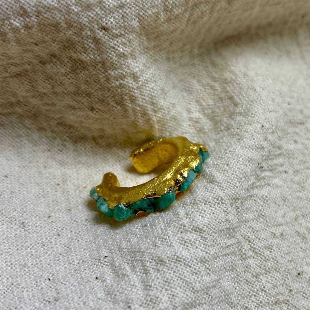 Earcuff de esmeralda con baño de oro hecho a mano en Colombia.
