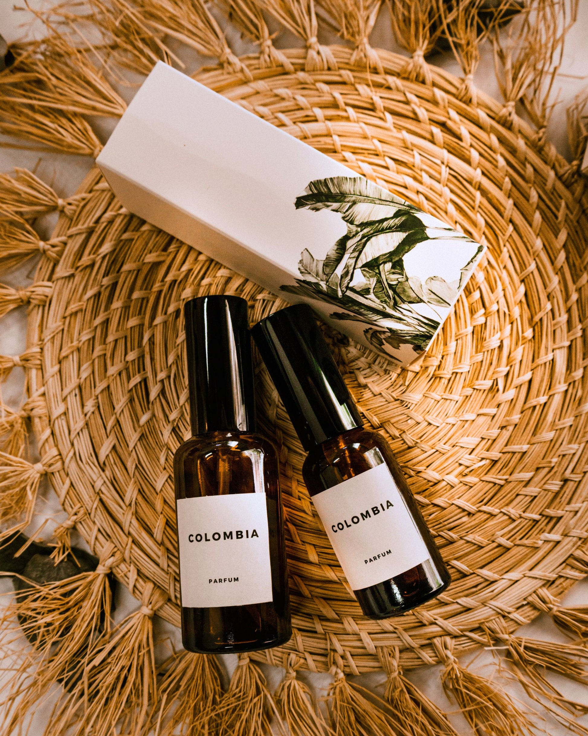 Perfumes Casa Triada, botellas de 30 y 50 ml junto a su caja de empaque botánico.