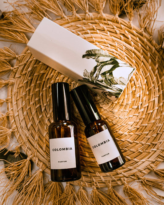 Perfumes Casa Triada, botellas de 30 y 50 ml junto a su caja de empaque botánico.