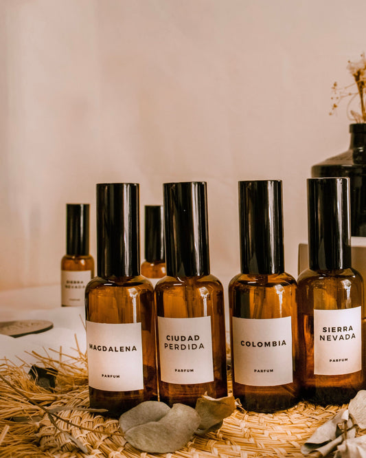Variedad de aromas de los Perfumes Casa Triada inspirados en escenas y regiones de Colombia, de 30 y 50 ml.