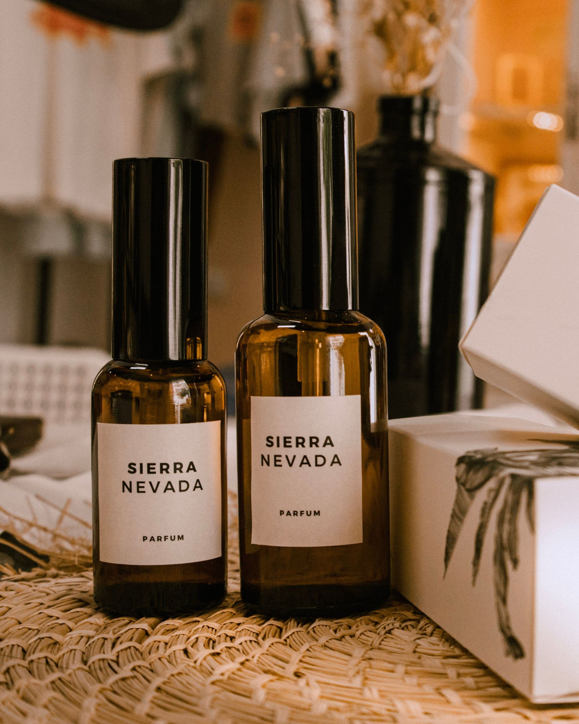 Variedad de aromas de los Perfumes Casa Triada inspirados en escenas y regiones de Colombia, de 30 y 50 ml.