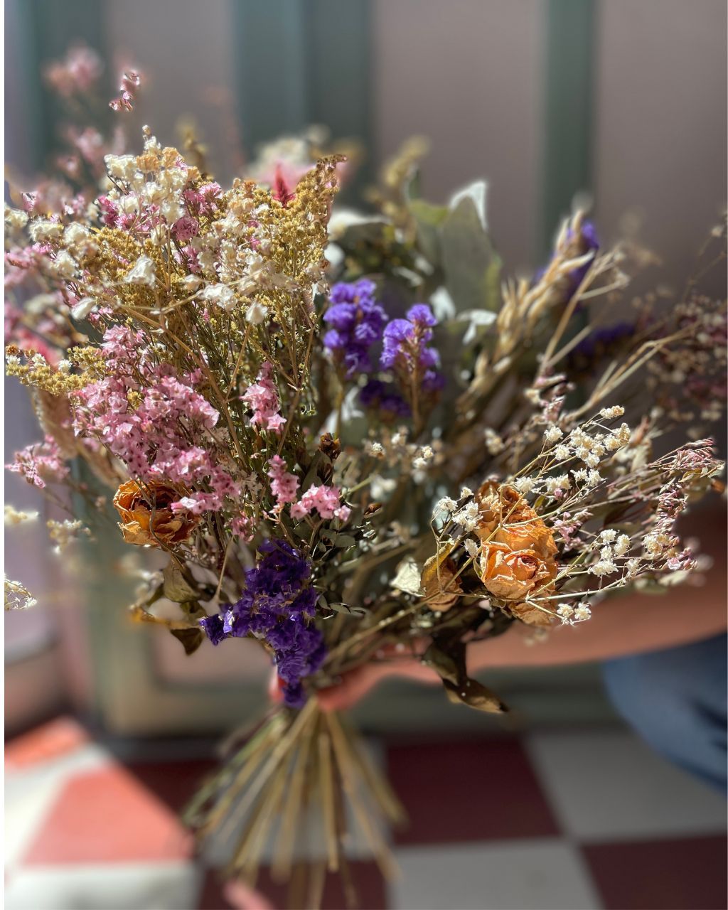 Bouquet de mezcla de flores secas de varias texturas y colores.