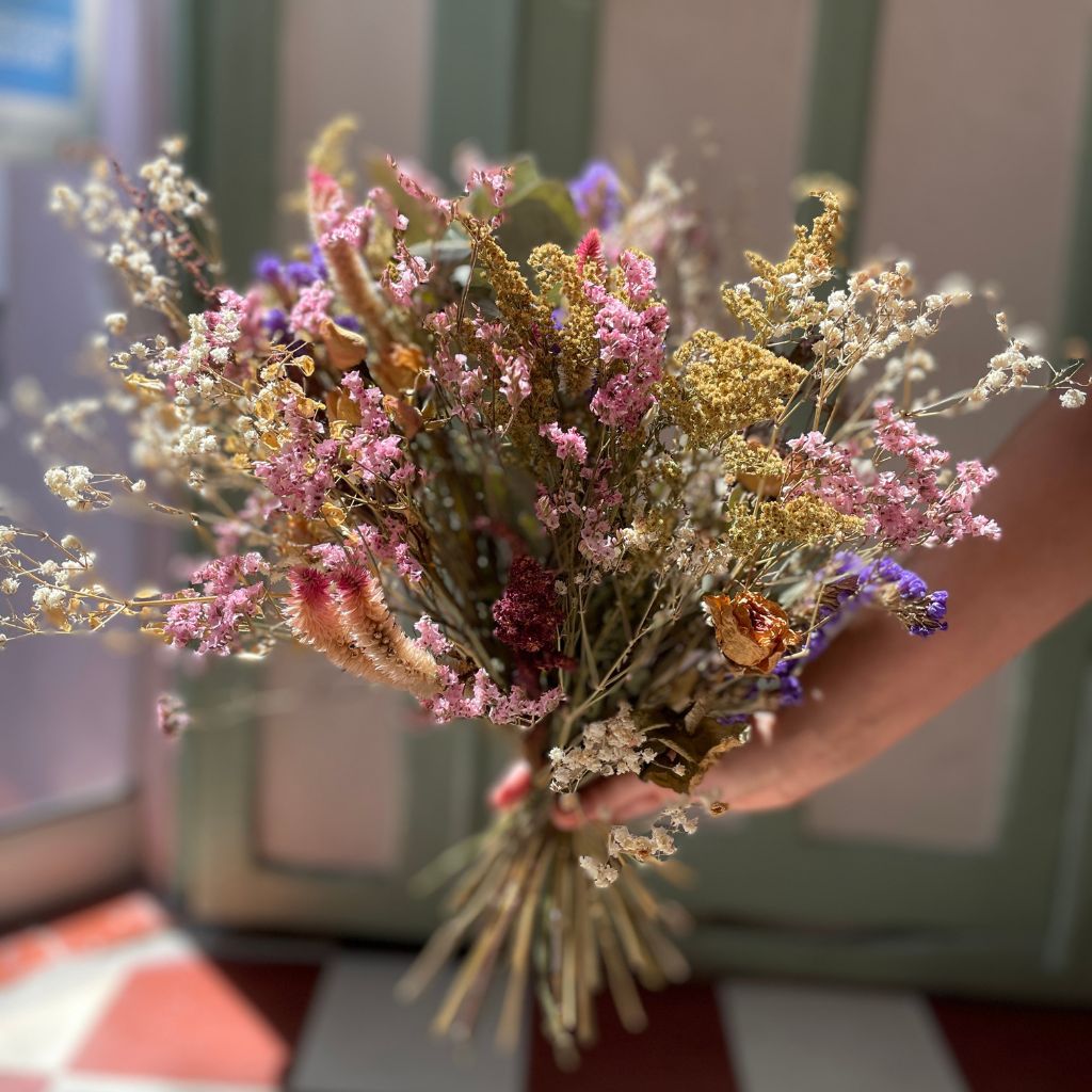 Bouquet de mezcla de flores secas de varias texturas y colores en tonos fríos, rosados y azulados.