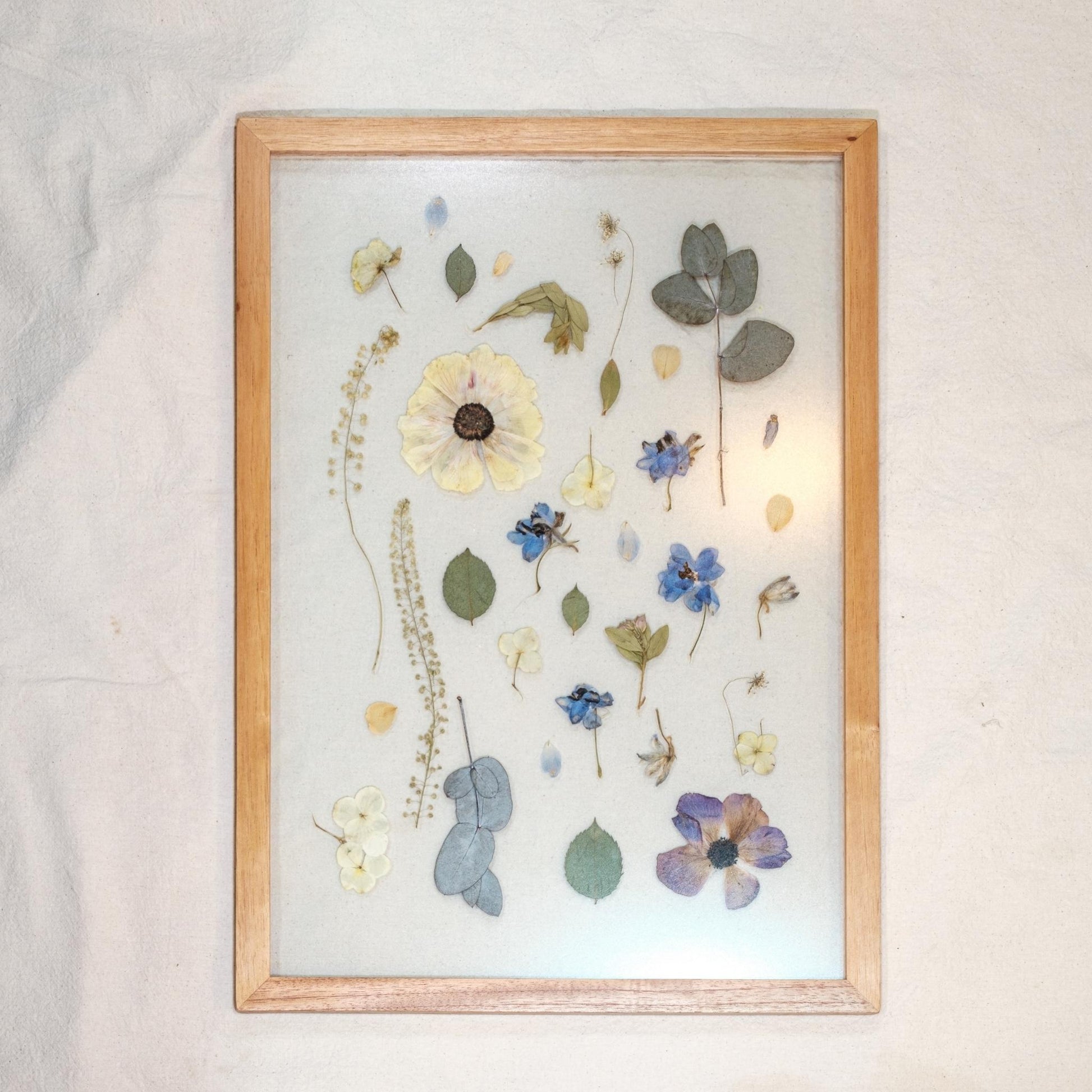 Cuadro de flores azuladas entre vidrios de 35 x 50 cm