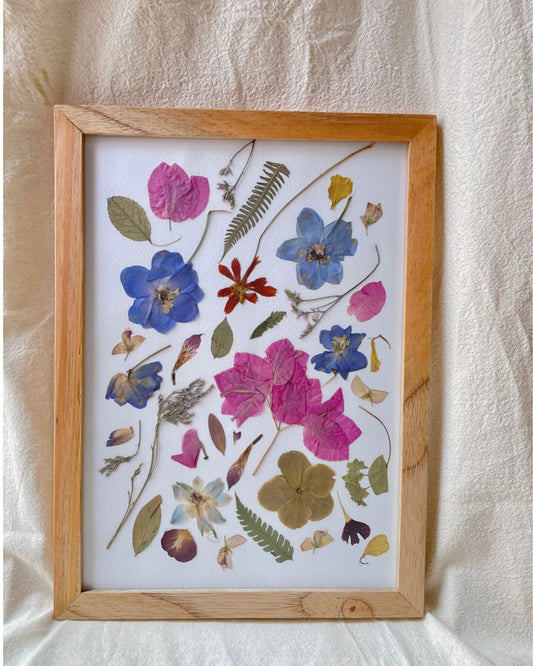 Arte con flores prensadas en collage de 25 x 35 cm