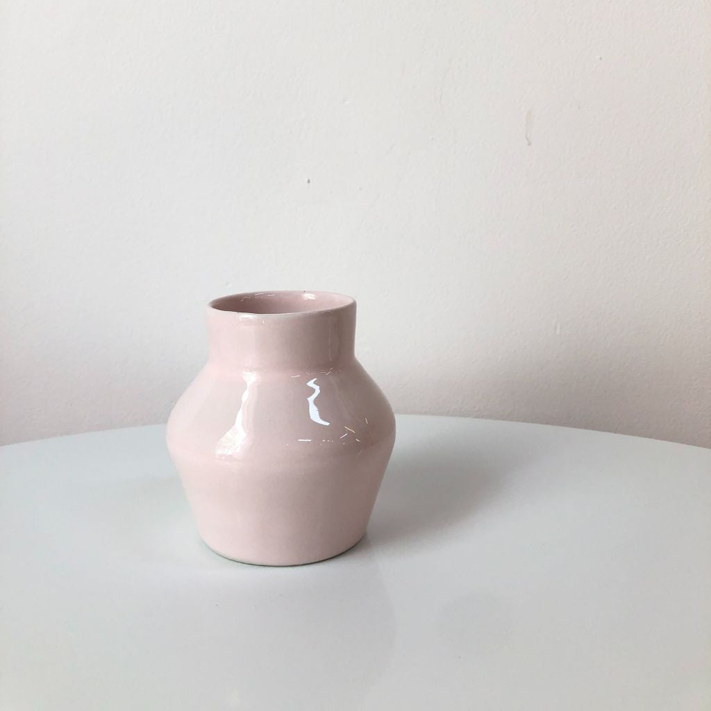 Florerito hecho artesanalmente a mano con cerámica de color palo de rosa