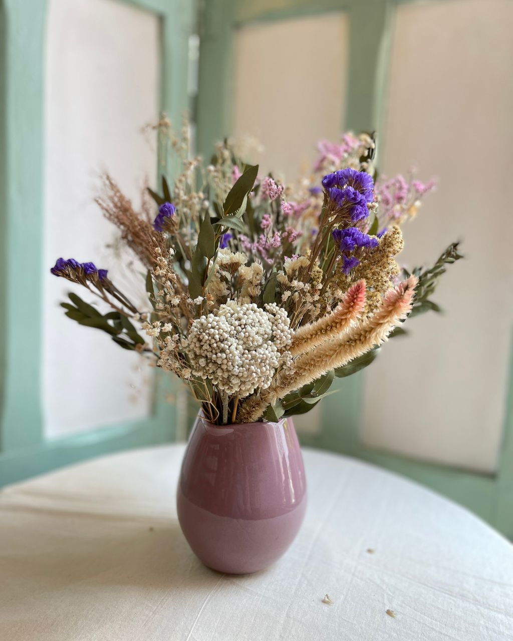 Jarra hecha a mano en cerámica color corozo con diseño de flores secas de larga duración.