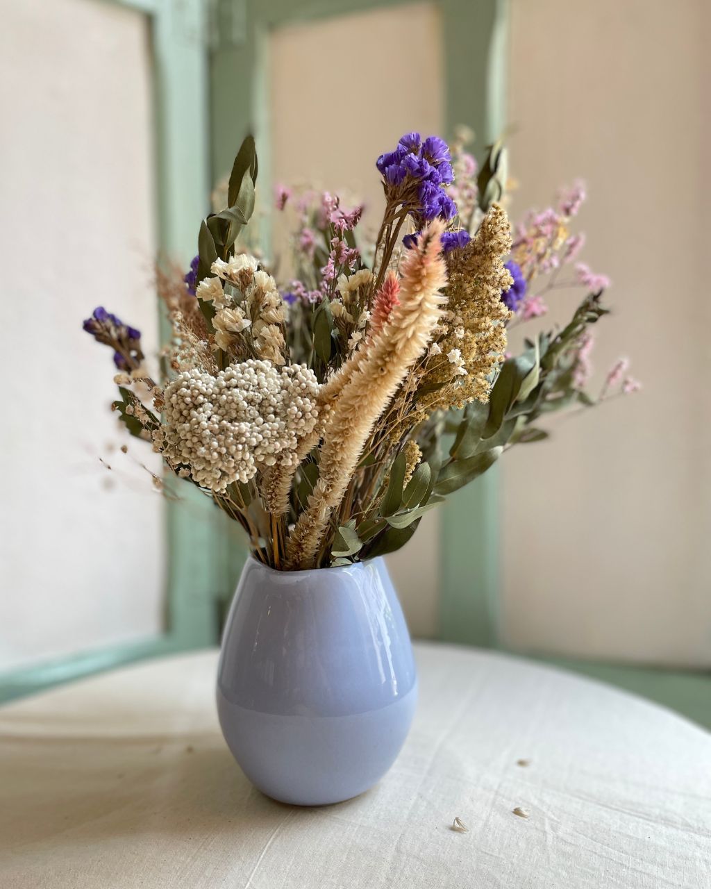 Jarra hecha a mano en cerámica color sweet blue con diseño de flores secas de larga duración.
