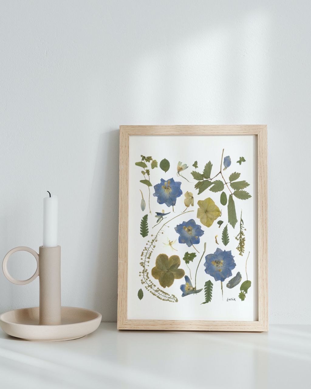Print con marco de collage de flores colombianas prensadas autografiadas por la artista, con flores azules.