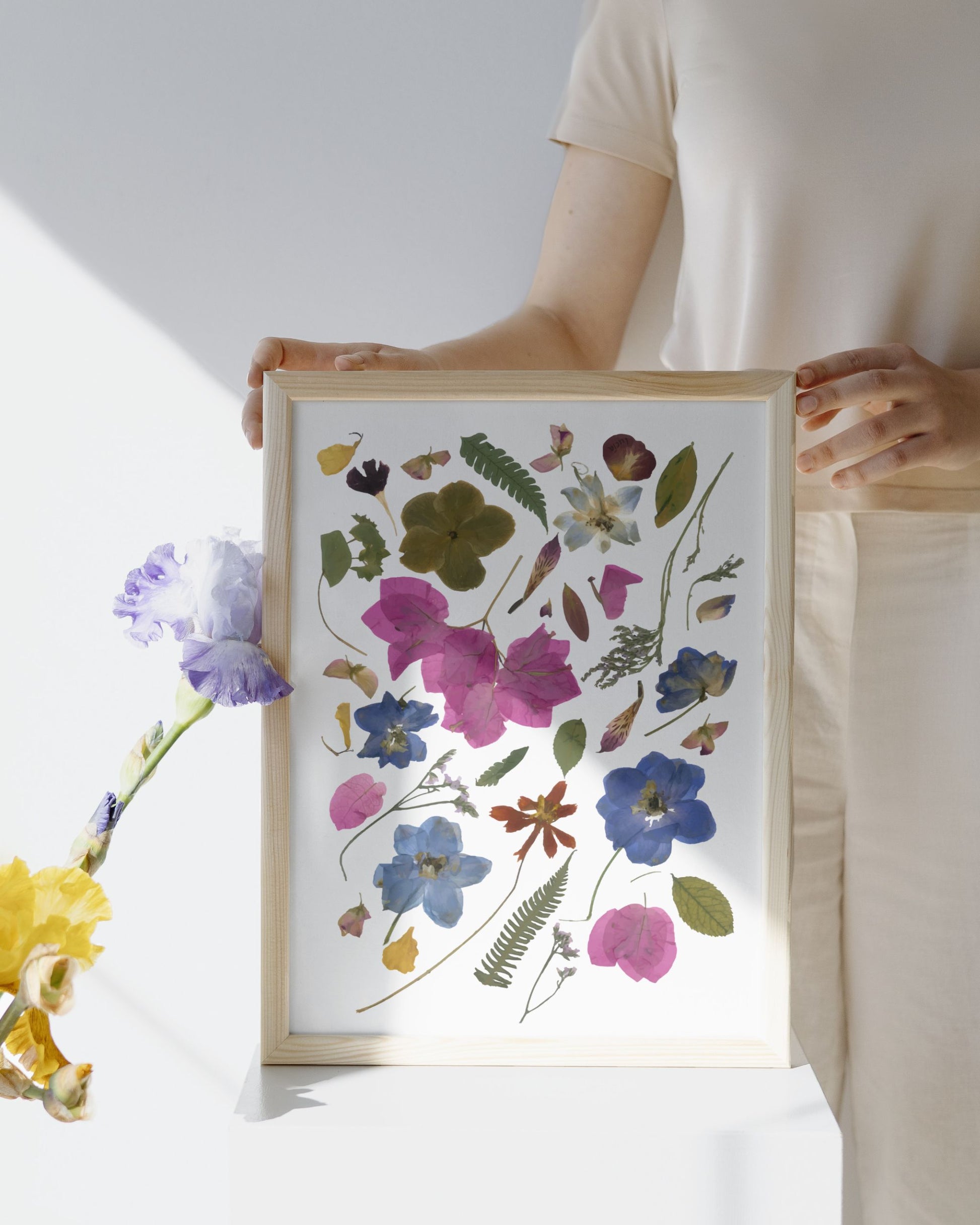 Print con marco de collage de flores colombianas prensadas autografiadas por la artista, con flores de todos los colores.