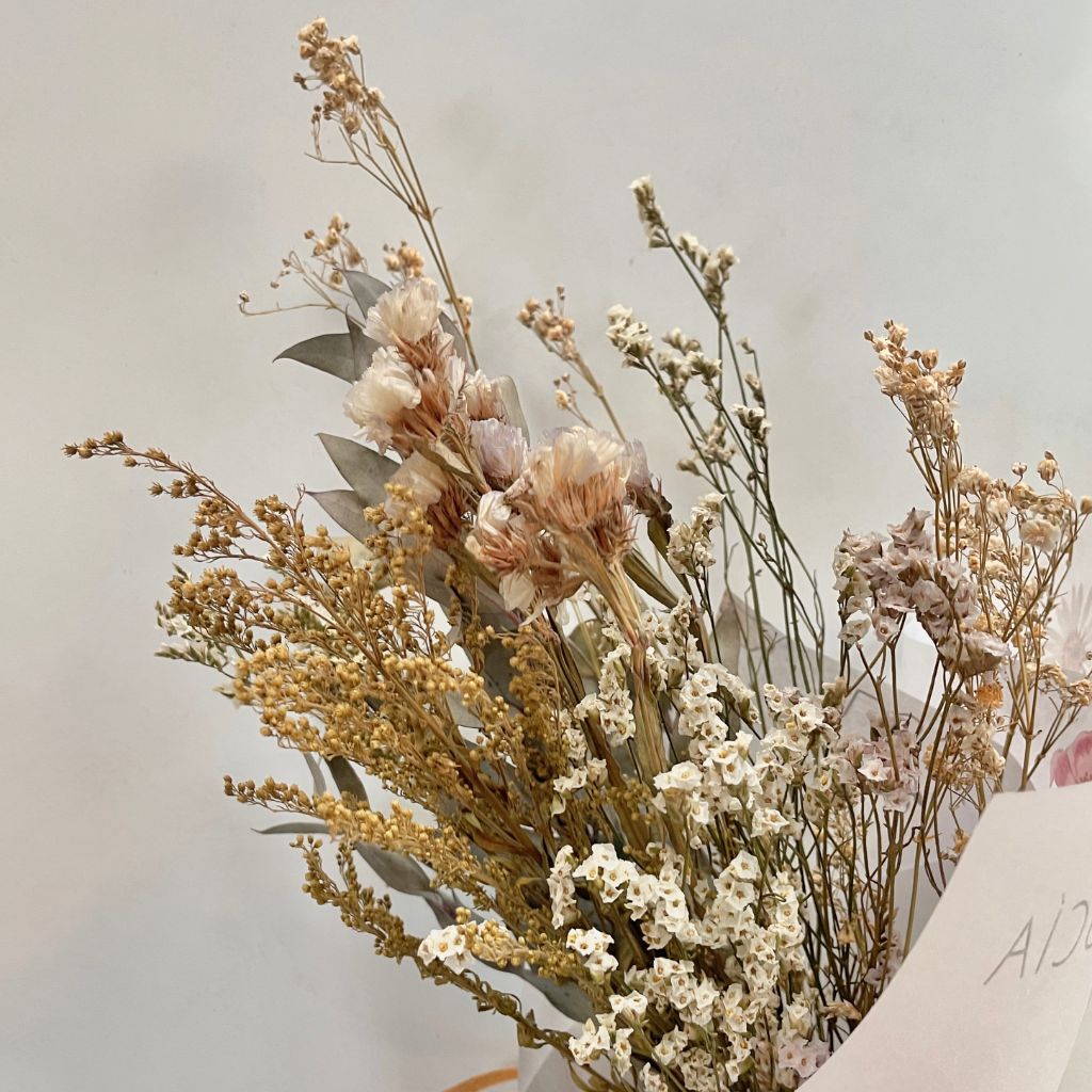 Ramo de fillers con flores secas de larga duración en tonos neutros.