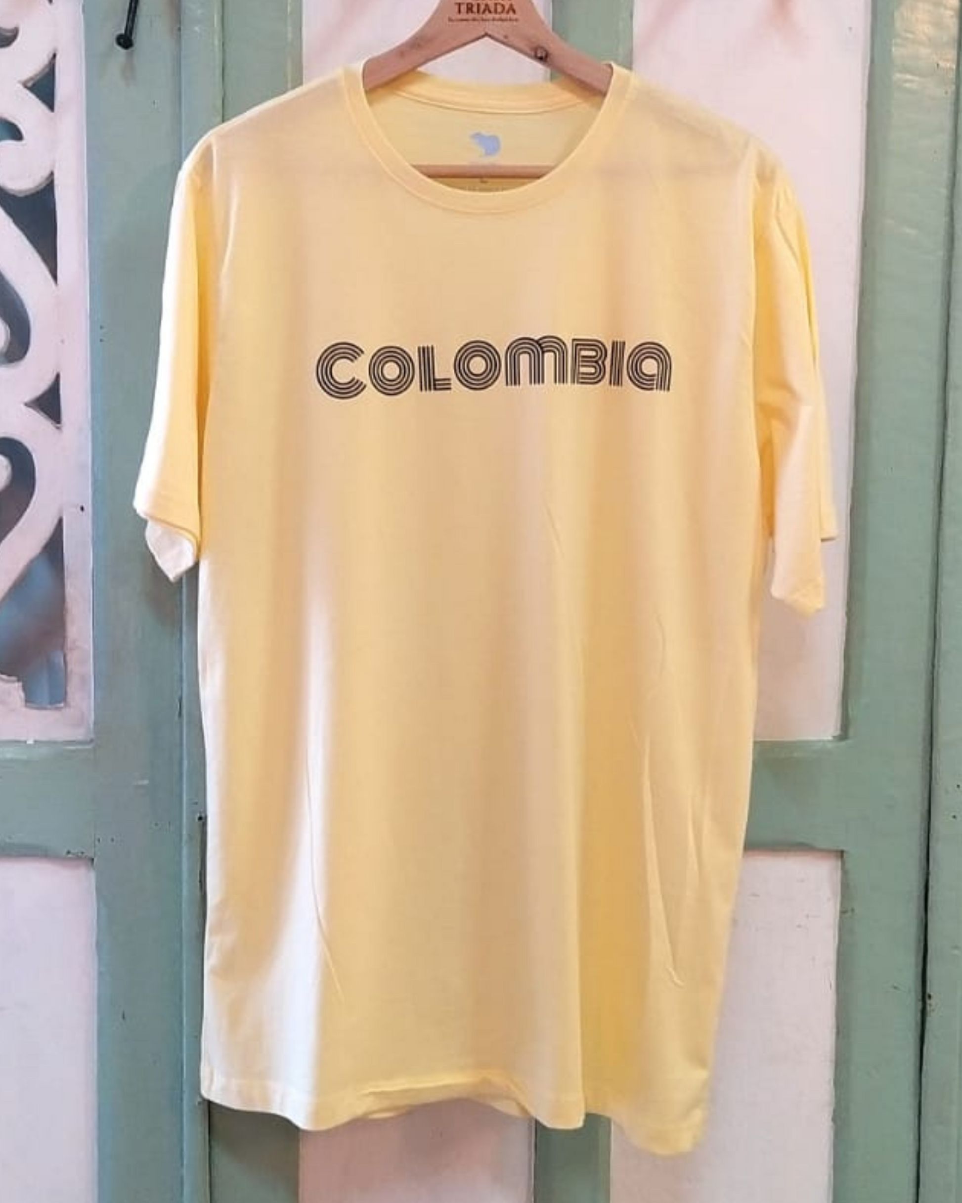 T-Shirt Colombia cumbia en fondo amarillo