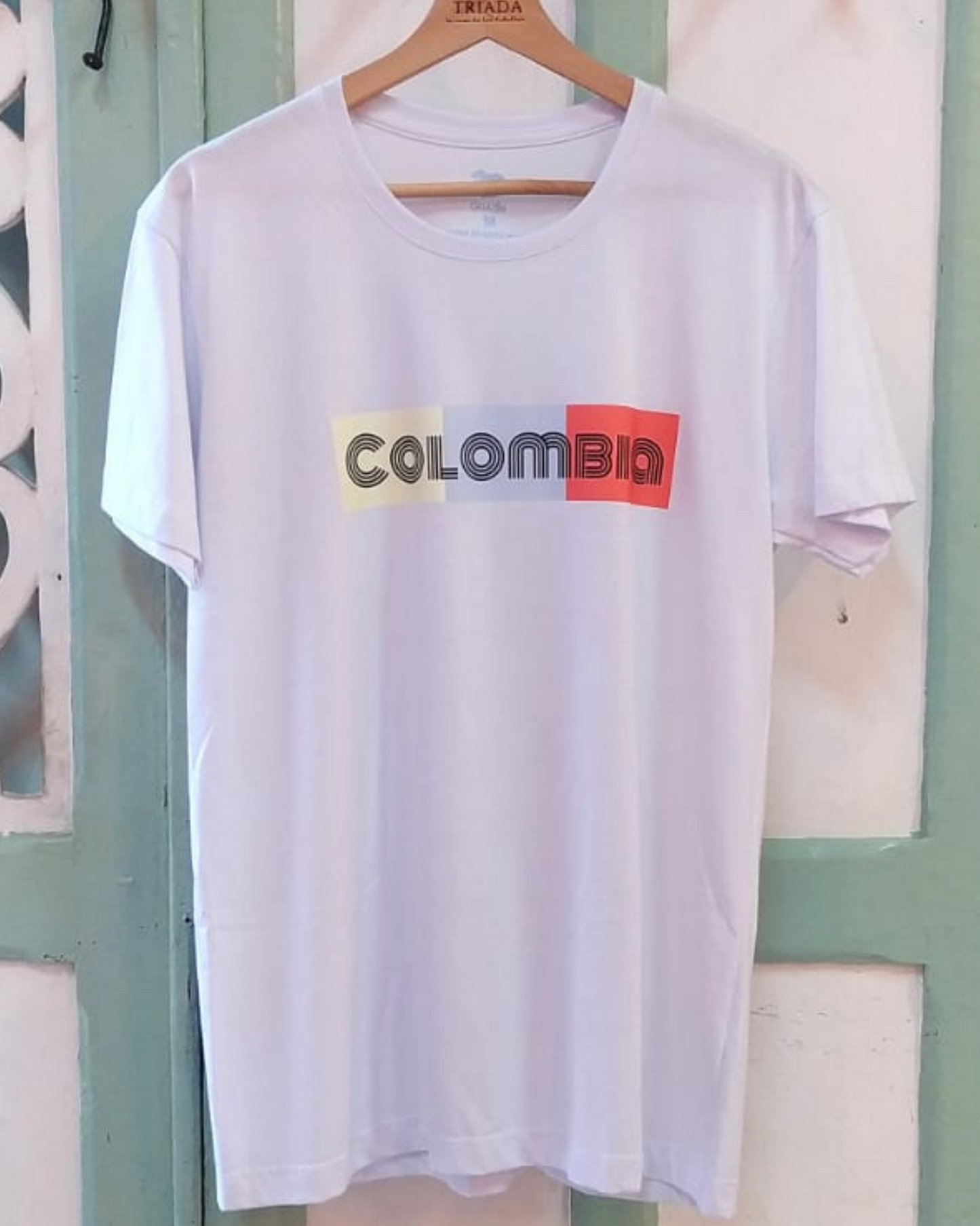 Zoom de la T-shirt Colombia de colores en fondo  blanco.