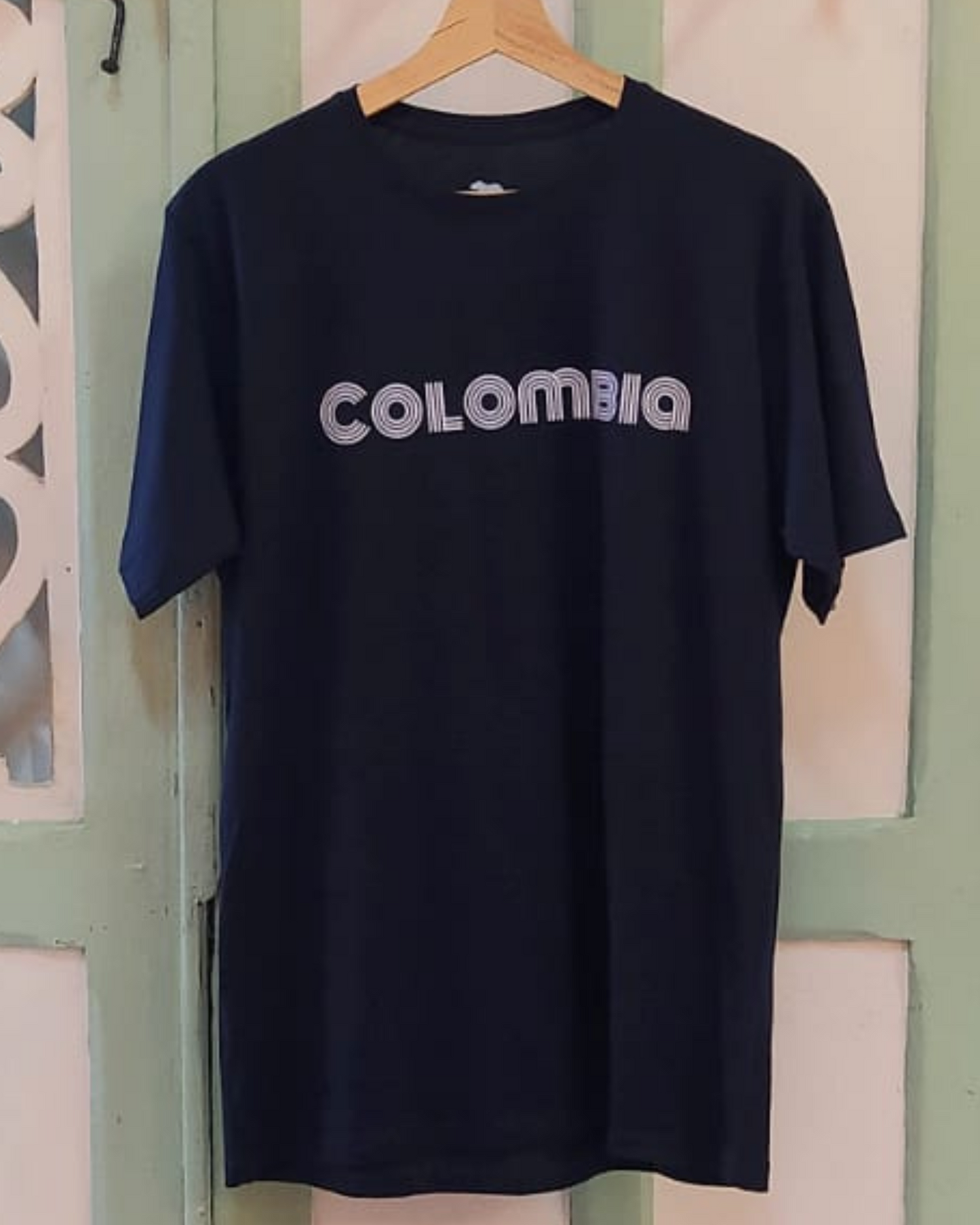 T-Shirt Colombia cumbia en fondo navi.