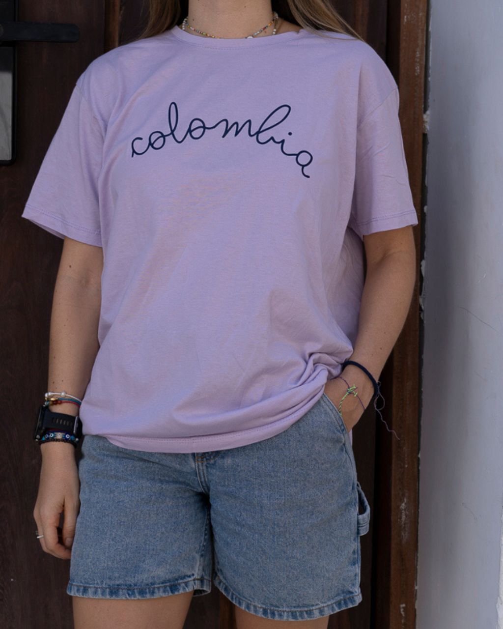 T-shirt Colombia Cursiva con fondo morado